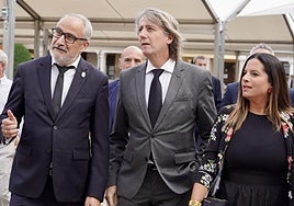 Carlos Martínez acompañado de Olegario Ramón y Nuria Rubio.