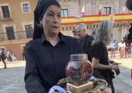 La vecina de las Médulas, Fina Gómez, de luto y con las raíces de los castaños calcinadas por el fuego que puso a los pies de la patrona del Bierzo.