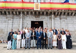 La Corporación Municipal de Ponferrada junto a los representantes de las pedanías, ante el Ayuntamiento.