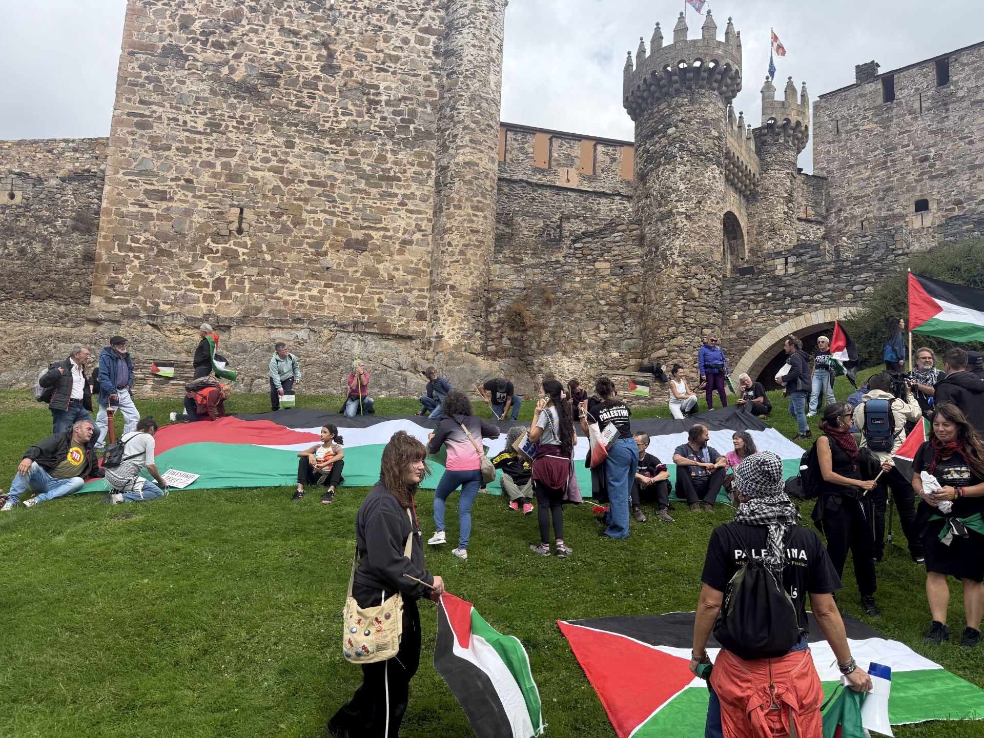 Miembros del colectivo Bierzo Solidario con Palestina durante el acto de protesta protagonizado junto al Castillo de los Templarios de Ponferrada.