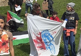 Miembros del colectivo Bierzo Solidario con Palestina durante el acto de protesta protagonizado junto al Castillo de los Templarios de Ponferrada