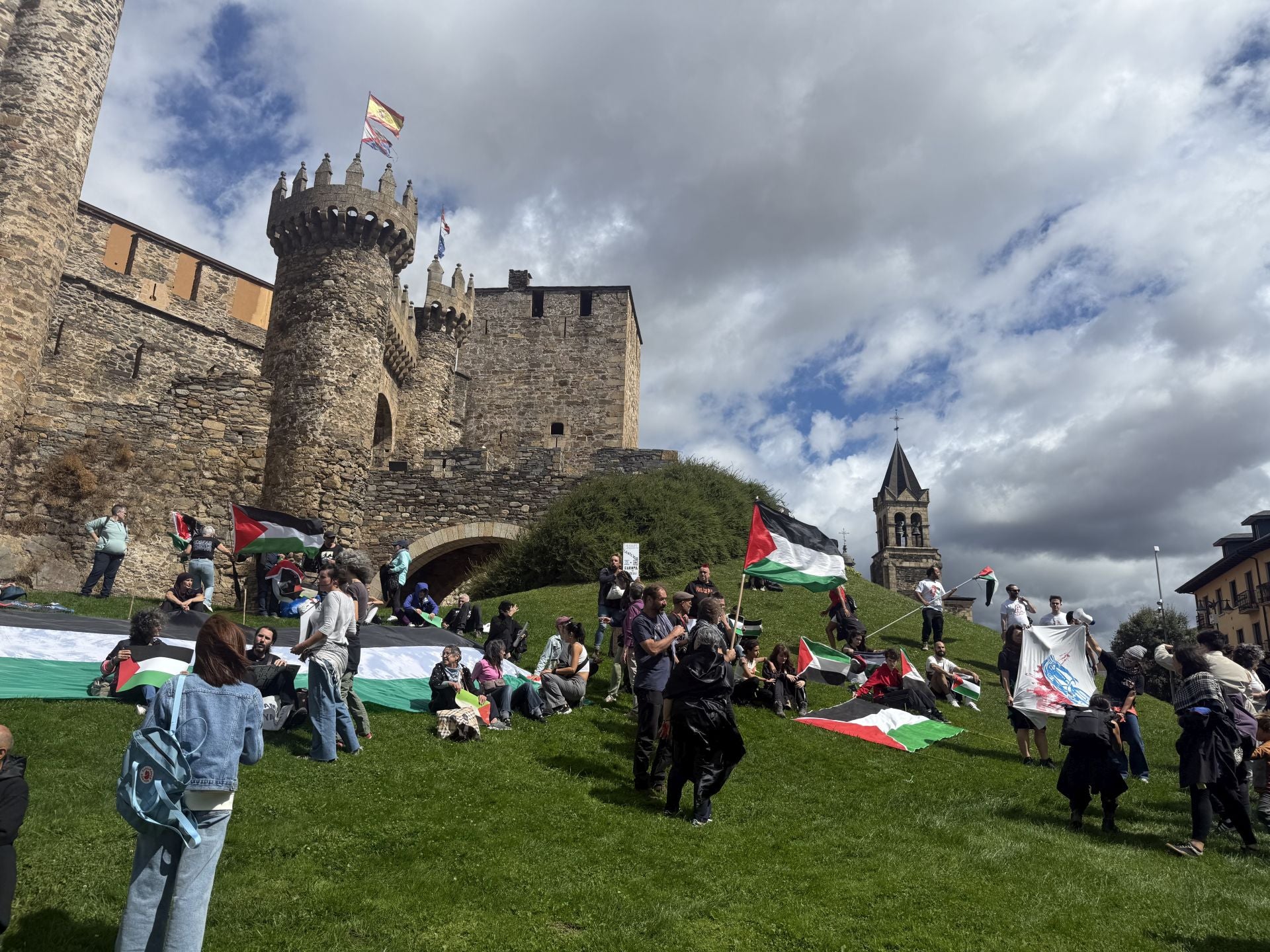 Miembros del colectivo Bierzo Solidario con Palestina durante el acto de protesta protagonizado junto al Castillo de los Templarios de Ponferrada.