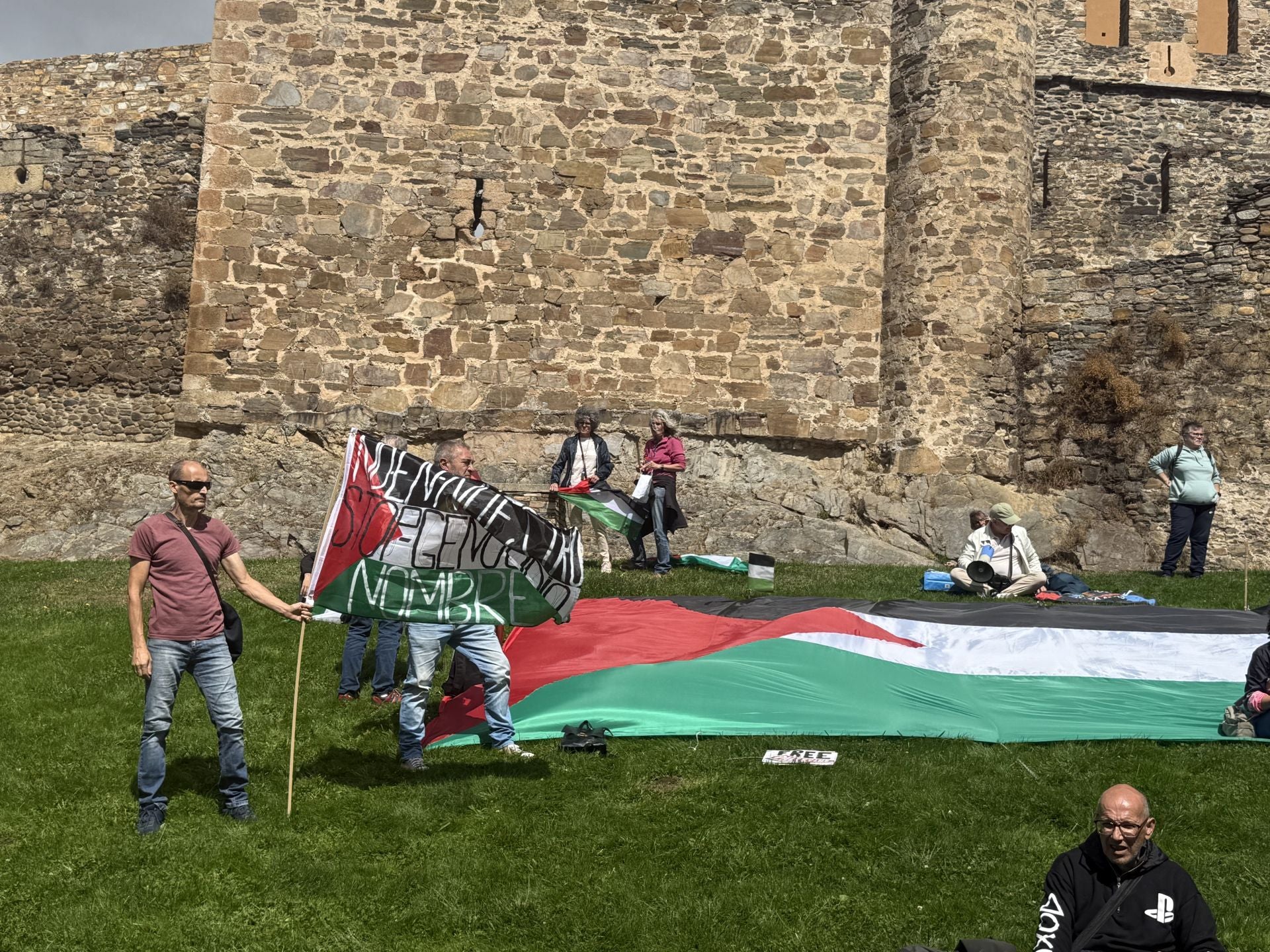 Miembros del colectivo Bierzo Solidario con Palestina durante el acto de protesta protagonizado junto al Castillo de los Templarios de Ponferrada.