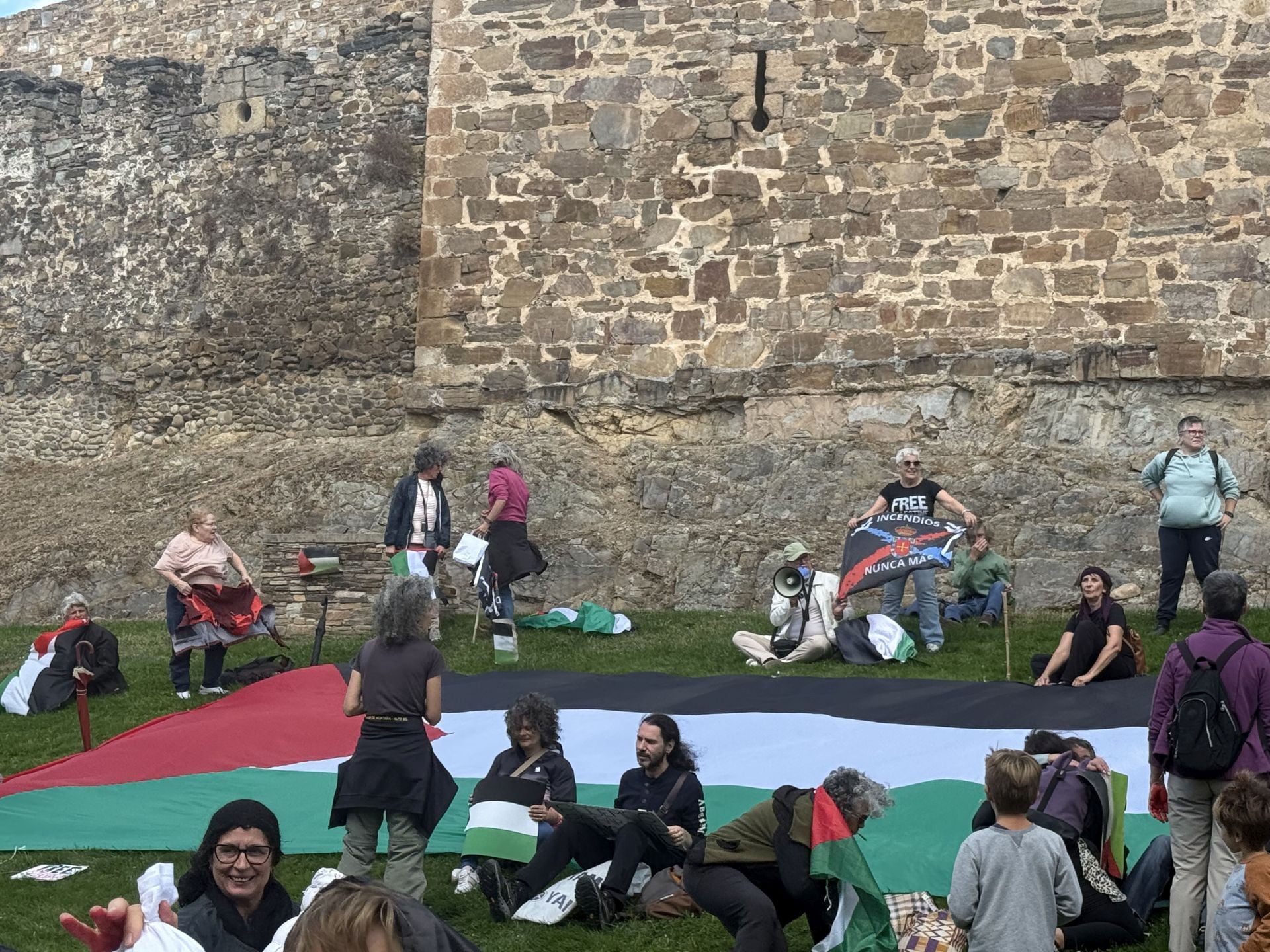 Miembros del colectivo Bierzo Solidario con Palestina durante el acto de protesta protagonizado junto al Castillo de los Templarios de Ponferrada.