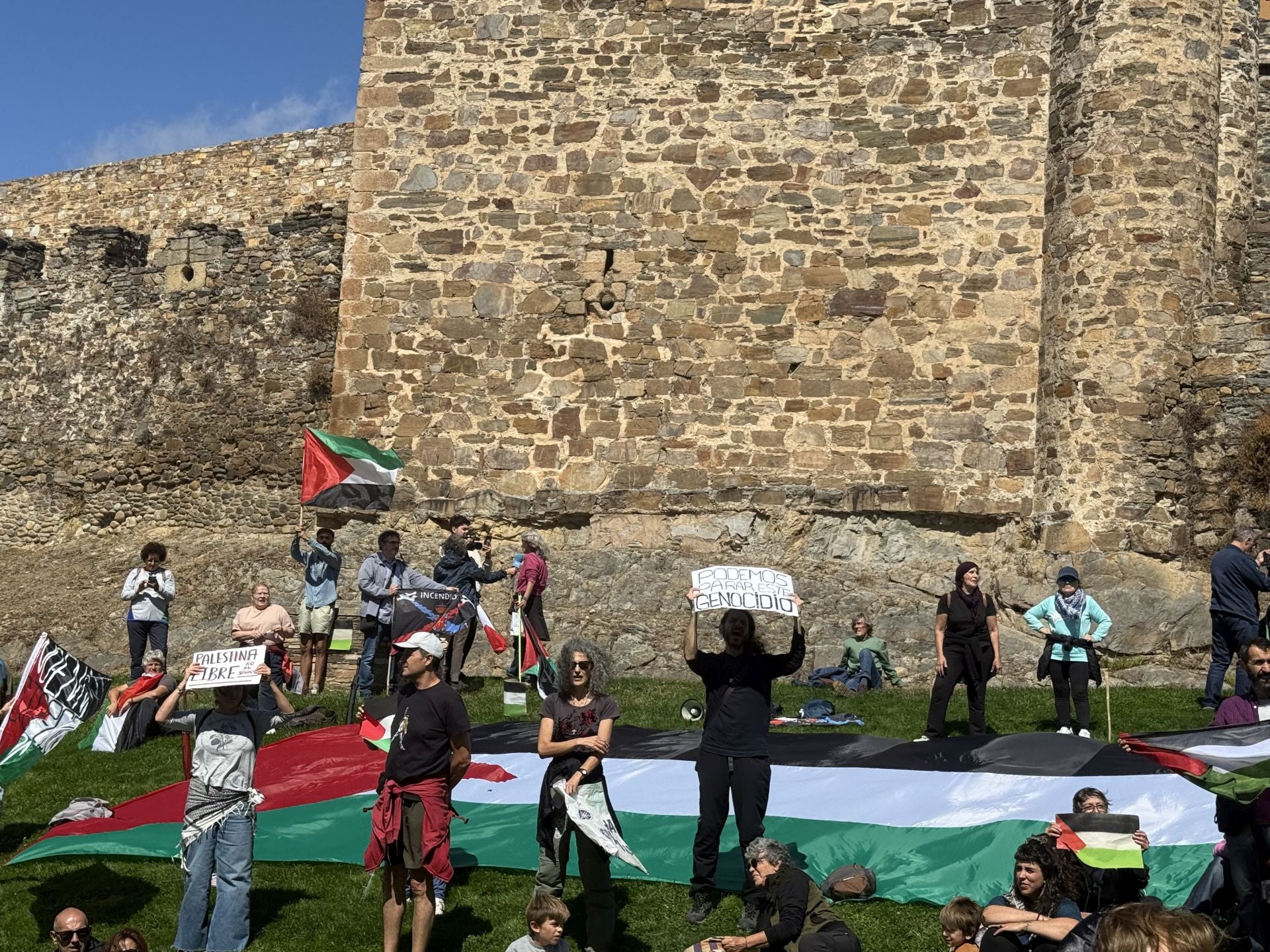 Miembros del colectivo Bierzo Solidario con Palestina durante el acto de protesta protagonizado junto al Castillo de los Templarios de Ponferrada.