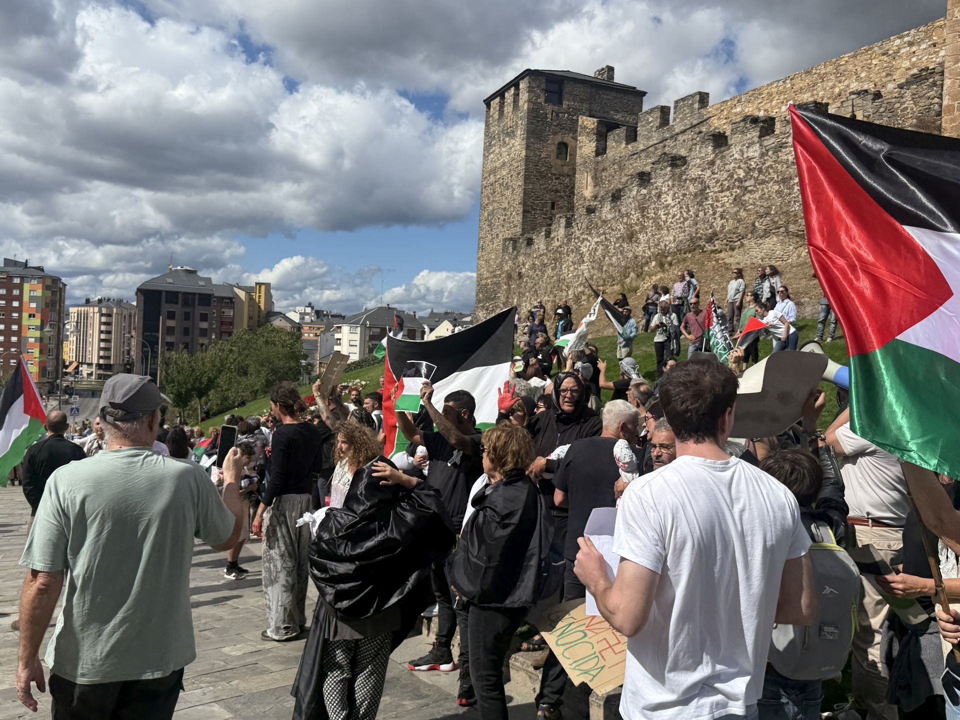 Miembros del colectivo Bierzo Solidario con Palestina durante el acto de protesta protagonizado junto al Castillo de los Templarios de Ponferrada.