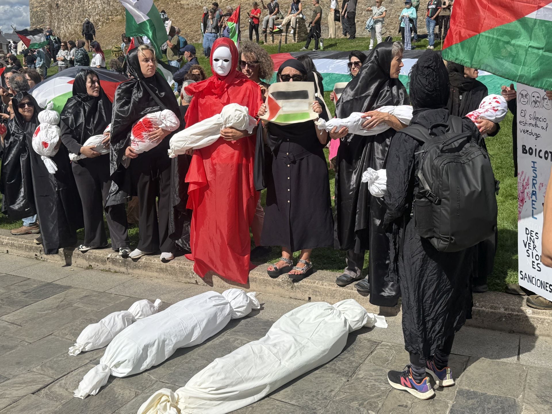 Miembros del colectivo Bierzo Solidario con Palestina durante el acto de protesta protagonizado junto al Castillo de los Templarios de Ponferrada.