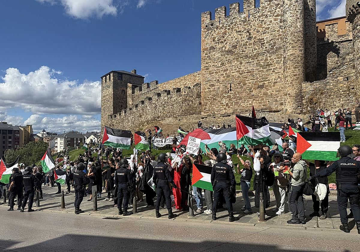 Ponferra clama por Palestina al paso de la vuelta junto al Castillo de los Templarios.