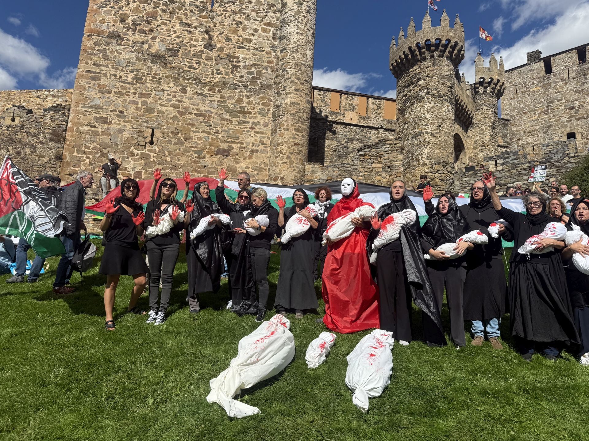 Miembros del colectivo Bierzo Solidario con Palestina durante el acto de protesta protagonizado junto al Castillo de los Templarios de Ponferrada.