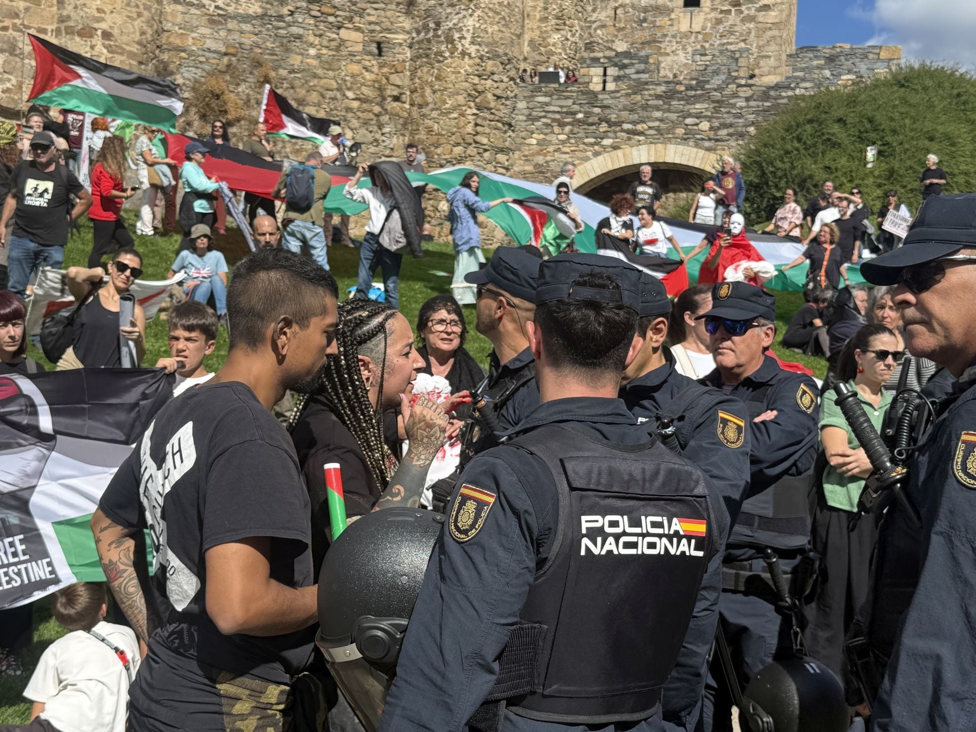 Miembros del colectivo Bierzo Solidario con Palestina durante el acto de protesta protagonizado junto al Castillo de los Templarios de Ponferrada.