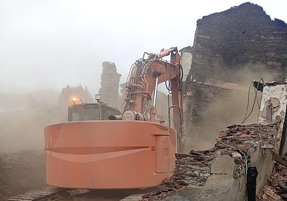 La empresa Excarbi ha iniciado los trabajos de demolición de algunos de las casas de Lusio devastadas por el fuego.