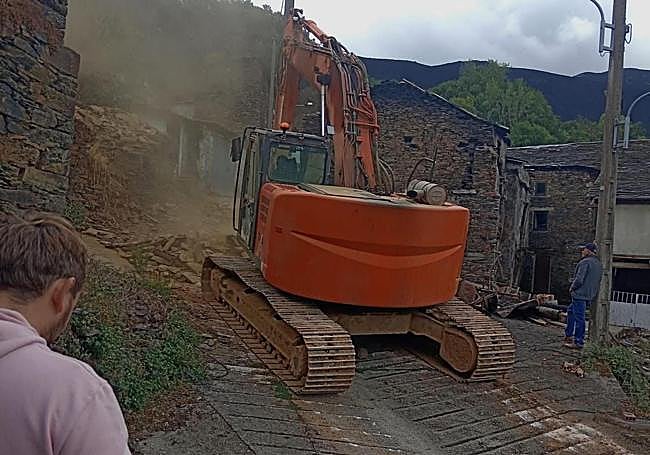 Vecinos de Lusio contemplan el paso de la maquinaria por las calles del pueblo.