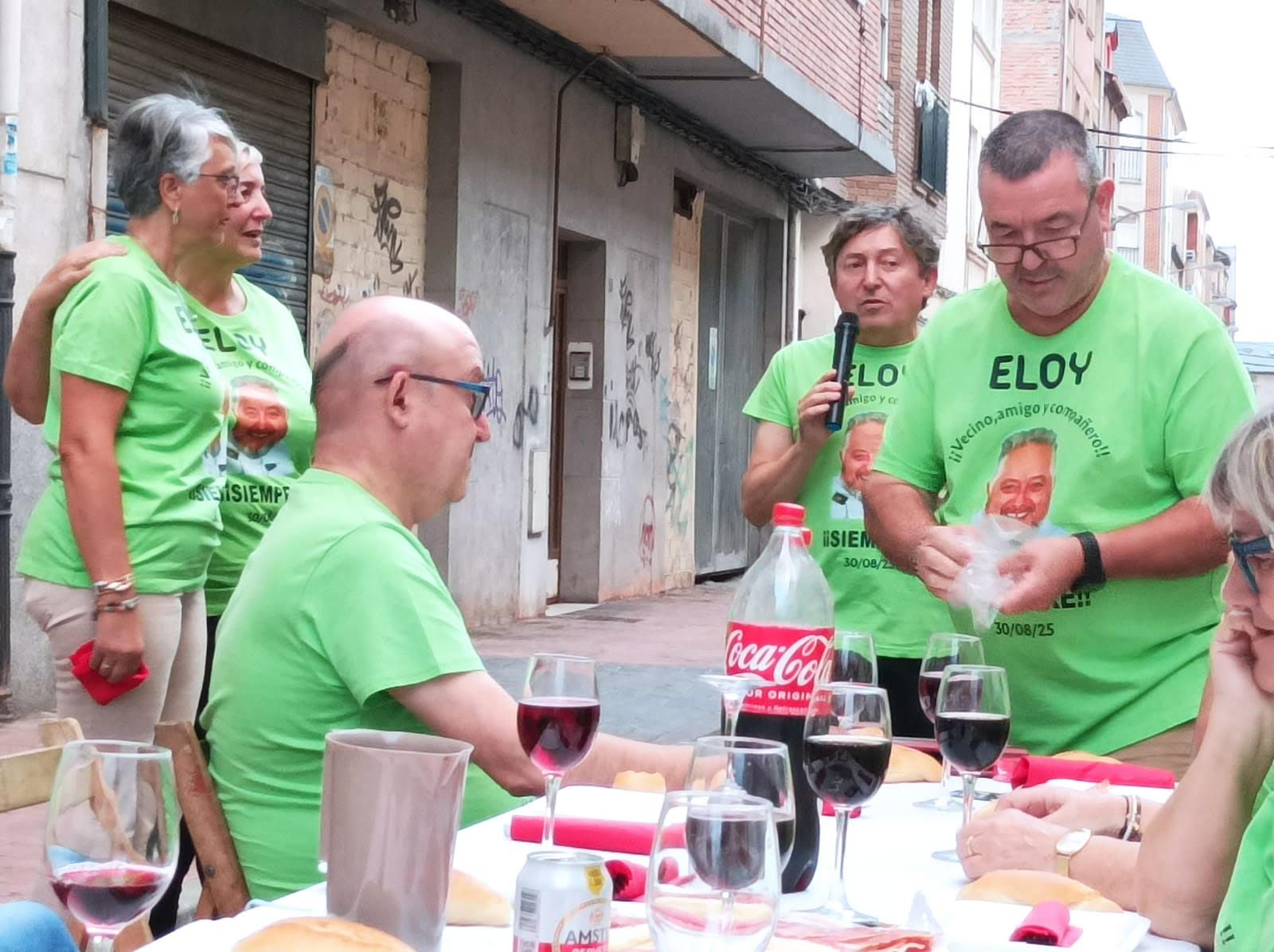 Celebración del reencuentro de los niños que se criaron en la calle Nicomedes Martín Mateos de Ponferrada.