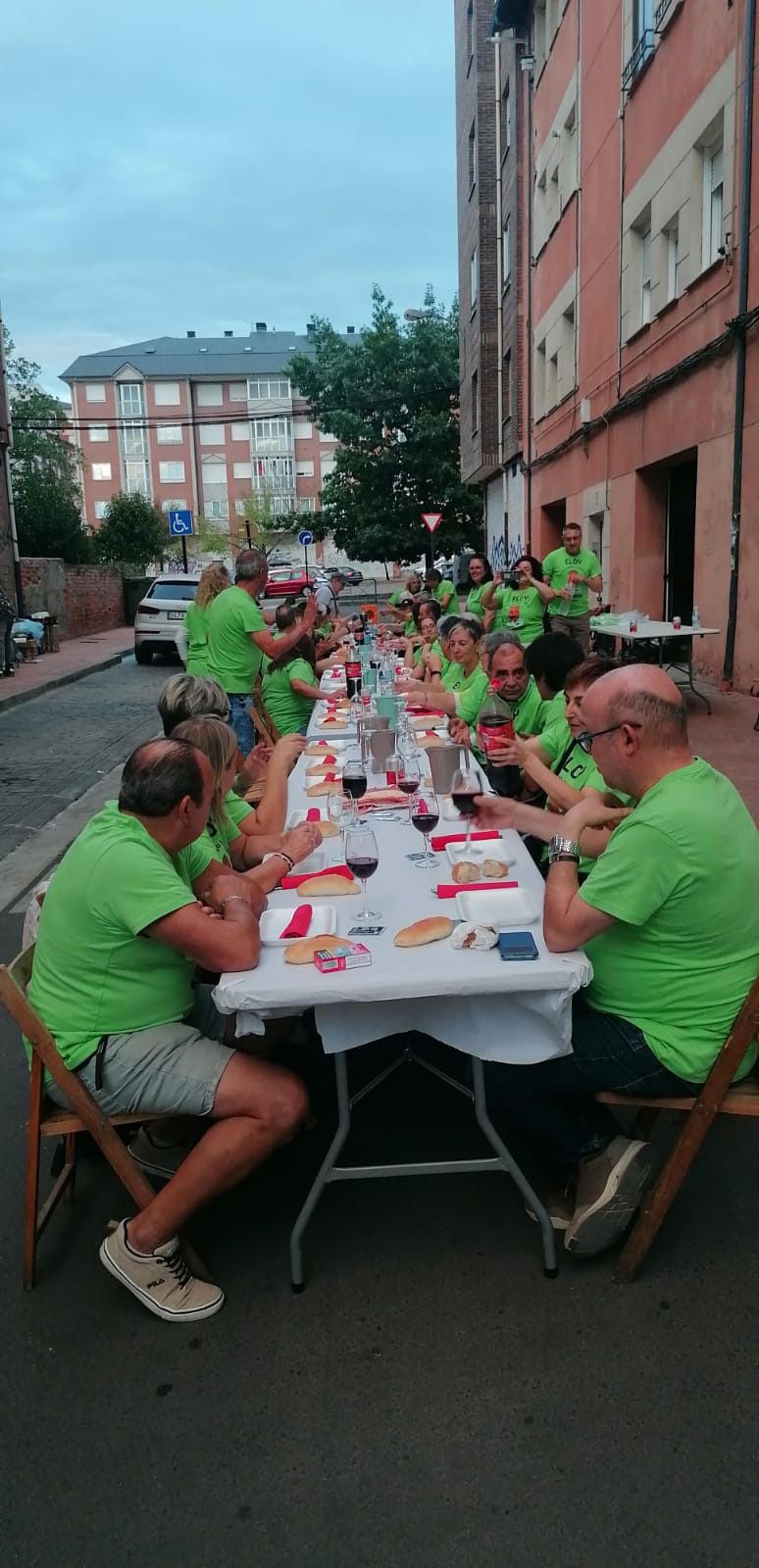 Celebración del reencuentro de los niños que se criaron en la calle Nicomedes Martín Mateos de Ponferrada.