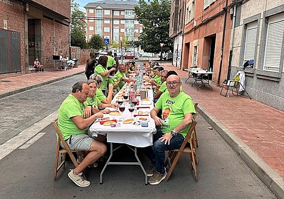 Celebración del reencuentro anual de los niños que se criaron en la calle Nicomedes Martín Mateos de Ponferrada.