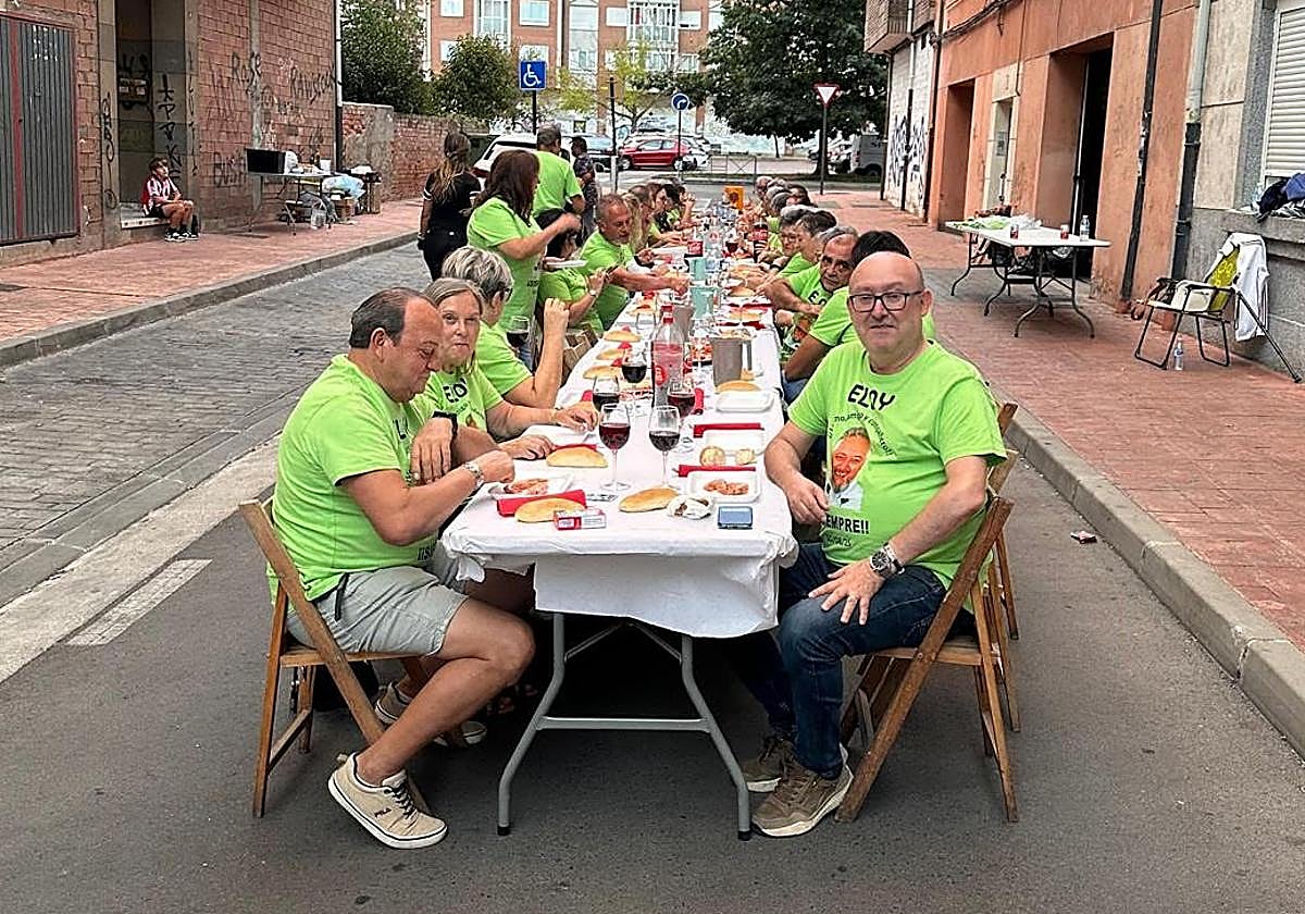 Celebración del reencuentro anual de los niños que se criaron en la calle Nicomedes Martín Mateos de Ponferrada.