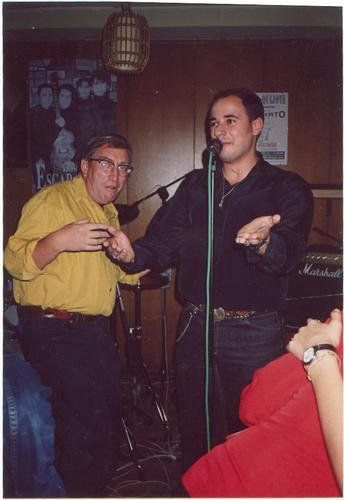 El pinchadiscos y encargado de la producción musical de El Quijote, Carlos Rodríguez, junto al locutor musical de Radio 3 Juan de Pablos.