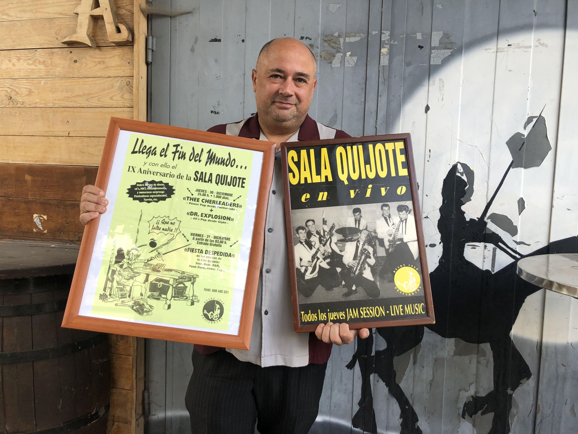 Carlos Rodríguez, pinchadiscos y responsable de la programación musical, muestra los carteles de la Jam Session y de la fiesta de despedida ante el local que ocupó El Quijote.