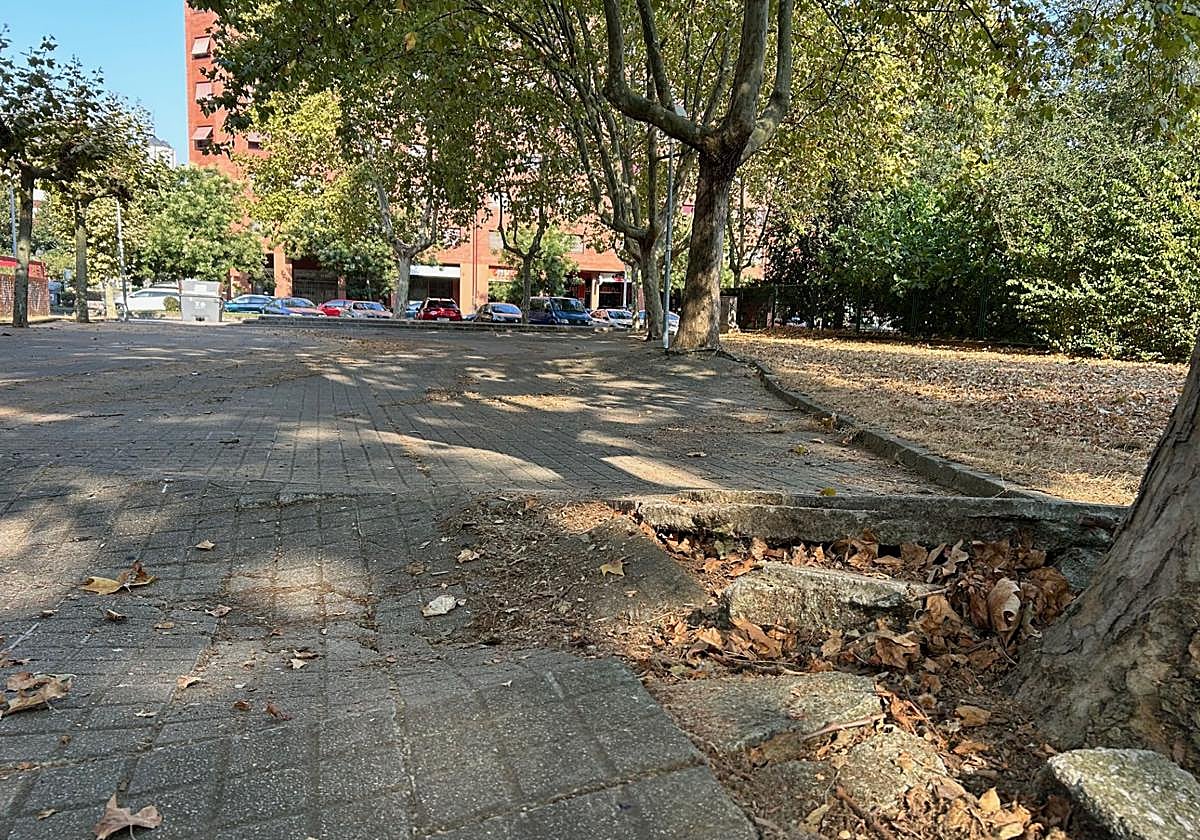 Estado de la zona de los alrededores del colegio Peñalba donde se iniciarán las obras de reparación.