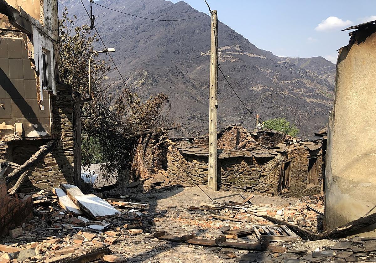 Imágenes de Lusio tras el incendio que arrasó las casas del pueblo.