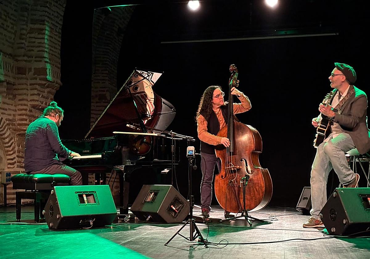 Imagen en una de las actuaciones del trío de jazz Drumless Trío.