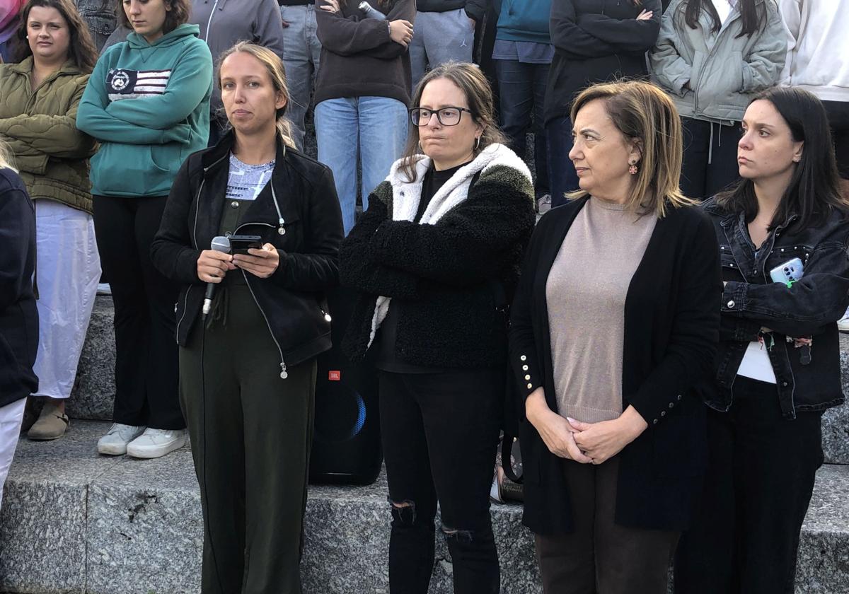 Estudiantes de Campus de Ponferrada, junto a la vicerrectora, en el minuto de silencio.