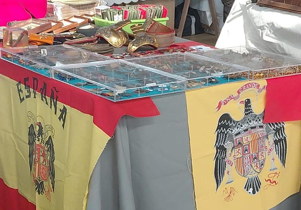 Imagen del puesto de la I Feria de Antigüedades de Ponferrada que tenía a la venta objetos con simbología franquista.