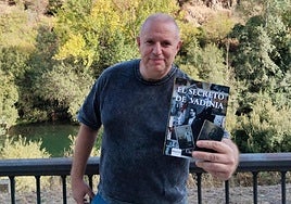 Guijas Meneses muestra un ejemplar de su primer libro.