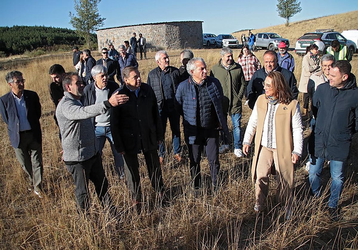 El ministro de Agricultura, Pesca y Alimentación, Luis Planas, visita una explotación ganadera afectada por los incendios forestales en Tremor de Arriba.