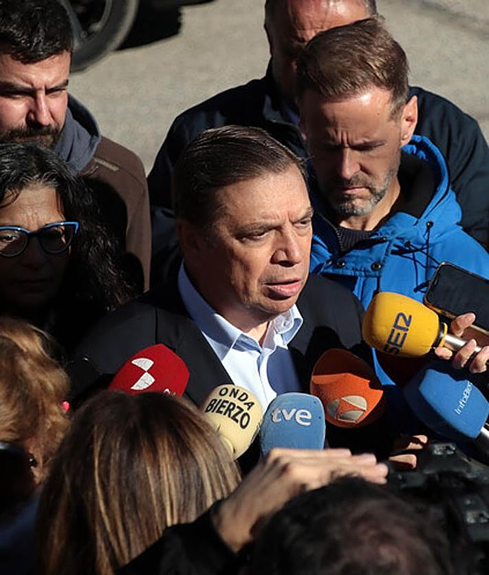 Imagen secundaria 2 - Visita del ministro a un explotación ganadera afectada por los incendios en Tremo de Arriba.