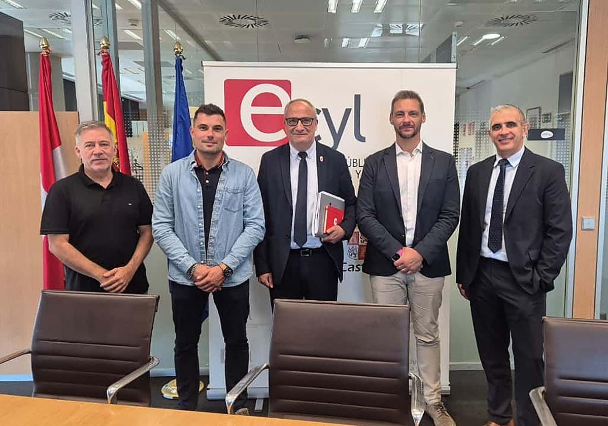 Los representantes del Consejo Comarcal del Bierzo y de la Junta, en el encuentro.