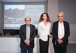 Darío Álvarez, catedrático de Composición Arquitectónica de la UVA; Marian Revuelta, gerente de la Fundación Las Médulas, y Juan Carlos Prieto, director general de Patrimonio de la Consejería de Cultura, en una sala de la Escuela Técnica Superior de Arquitectura de la UVA.