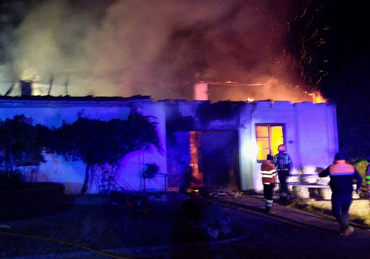 Los bomberos de Ponferrada sofocan de madrugada dos incendios en Toreno y Berlanga del Bierzo