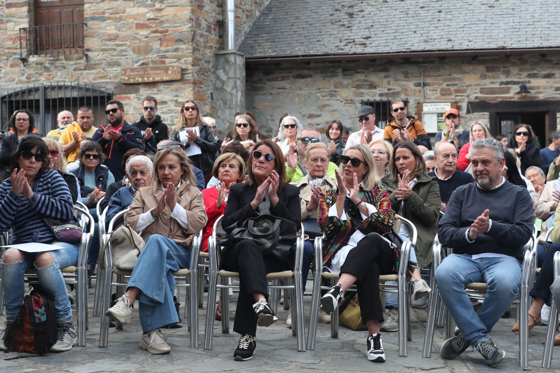 Las imágenes del acto de homenaje al bombero forestal fallecido en Espinoso de Compludo
