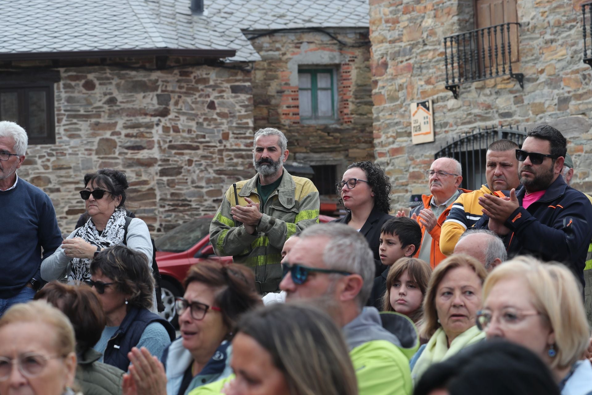 Las imágenes del acto de homenaje al bombero forestal fallecido en Espinoso de Compludo