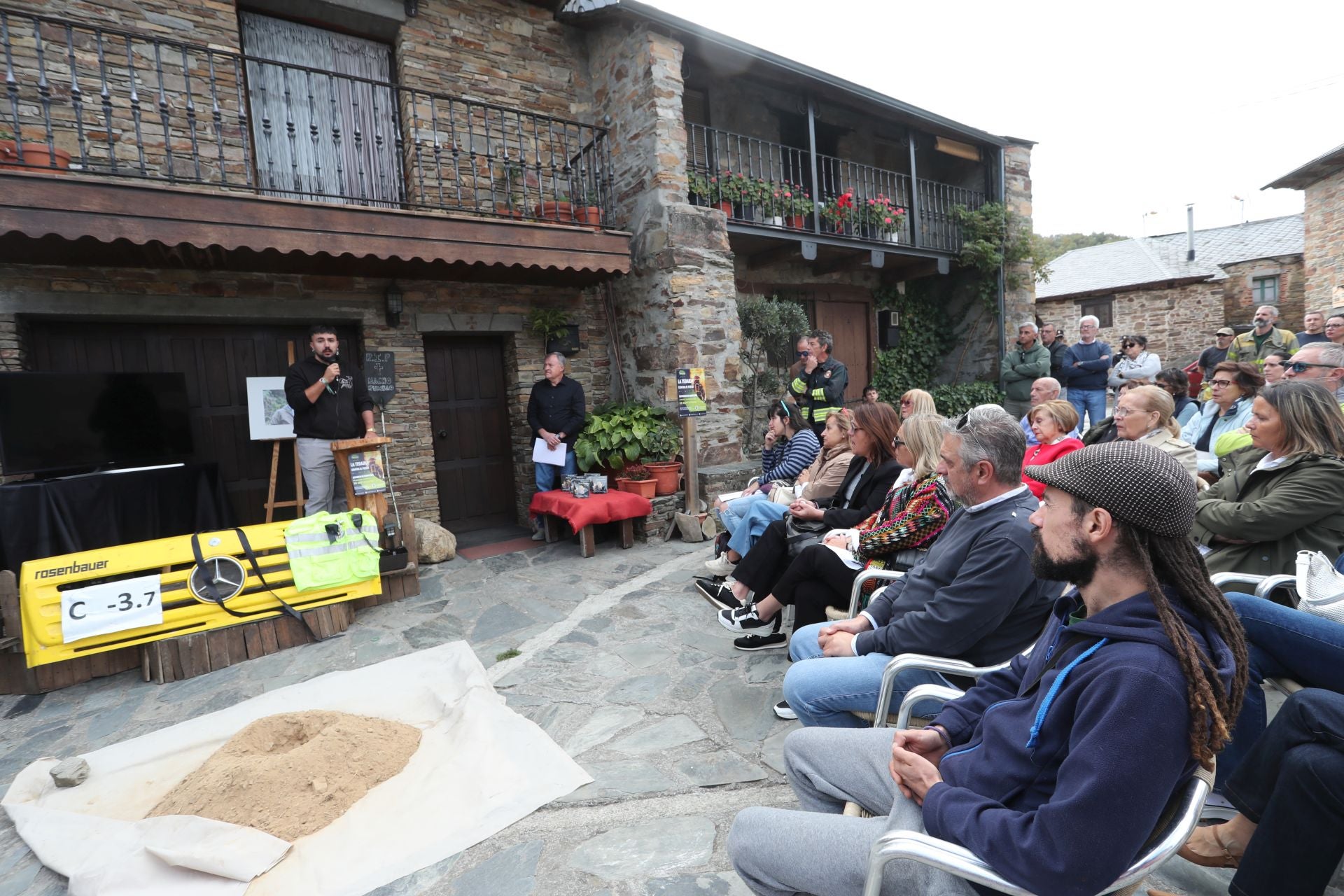 Las imágenes del acto de homenaje al bombero forestal fallecido en Espinoso de Compludo