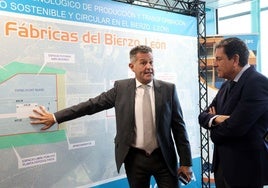 El consejero de Economía de la Junta, Carlos Fernández Carriedo, atiende las explicaciones del director comercial de Tvitec, Alberto Fernández Sutil.