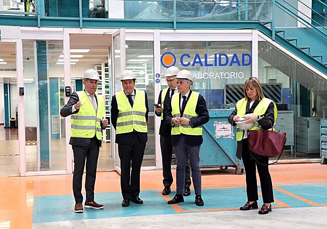 Visita del consejero de Economía de la Junta (2I) a la planta de Tvitec en el polígono industrial de El Bayo en Cubillos del Sil.