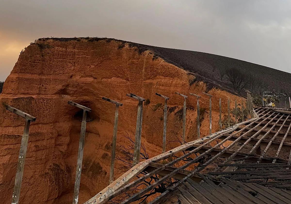 Imagen del mirador de Orellán de Las Médulas calcinado por el fuego.