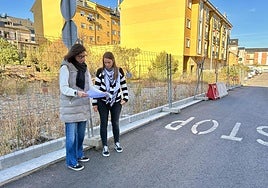La concejala de Fomento, Lidia Coca, (I) en la calle Badajoz donde se ejecutarán las obras.