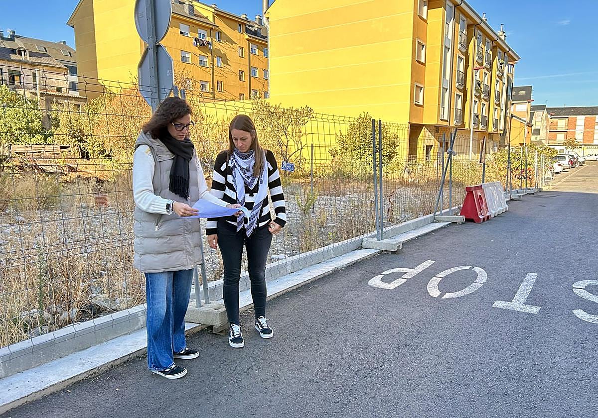 La concejala de Fomento, Lidia Coca, (I) en la calle Badajoz donde se ejecutarán las obras.