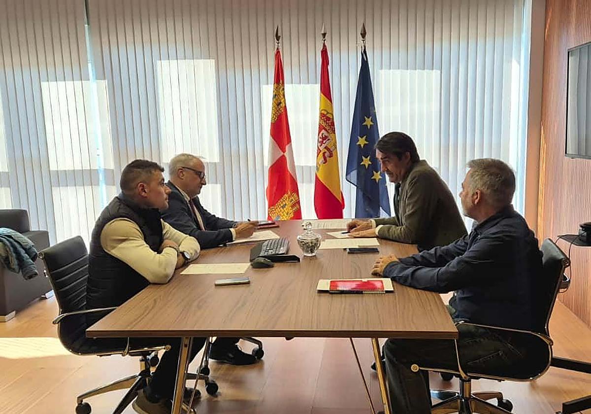 Imagen de la reunión del presidente del Consejo Comarcal del Bierzo (2I) con el consejero de Medio Ambiente (2D).