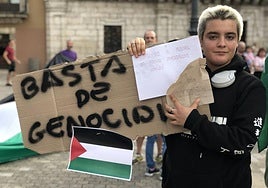 Uno de los participantes en la concentración para exigir la libertad de los miembros de la Flotilla en la plaza del Ayuntamiento de Ponferrada.