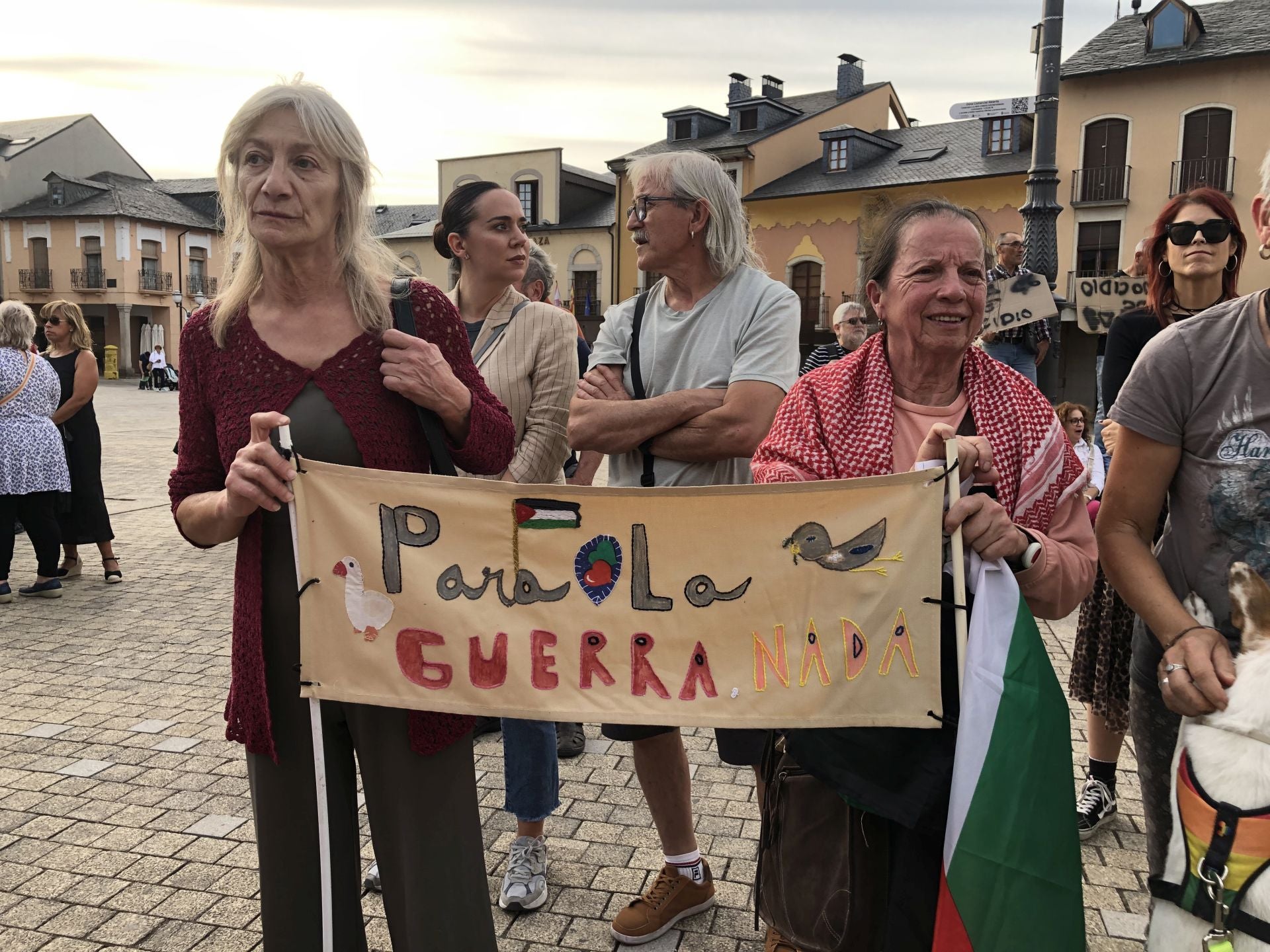 Protesta en Ponferrada para exigir la libertad de los miembros de la Flotilla y el cese del genocidio de Israel en Palestina.
