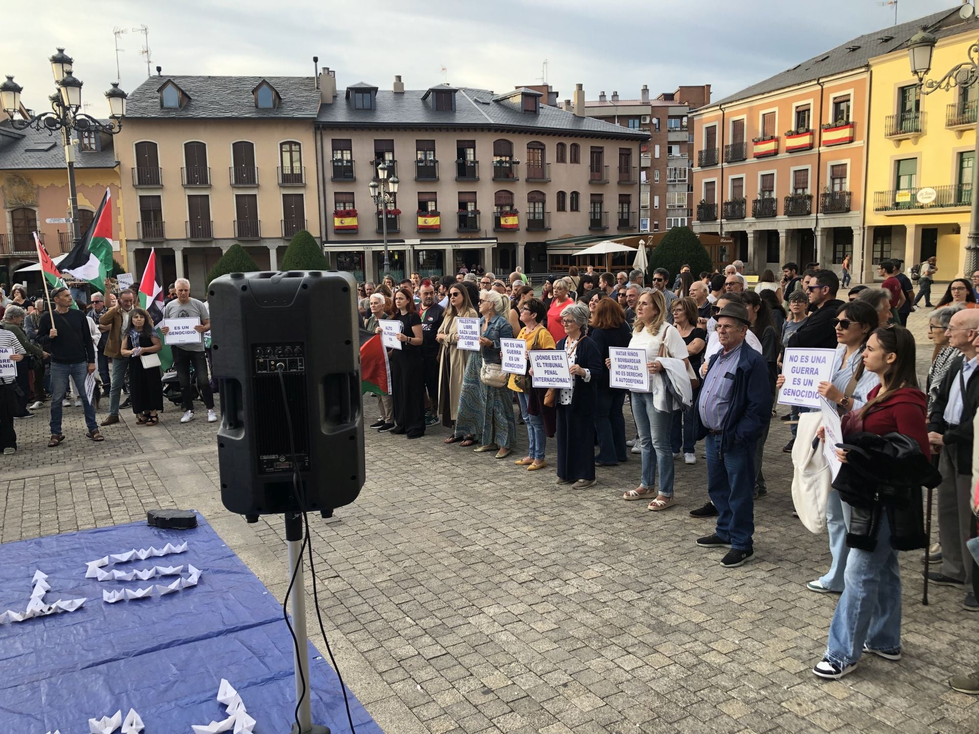 Protesta en Ponferrada para exigir la libertad de los miembros de la Flotilla y el cese del genocidio de Israel en Palestina.