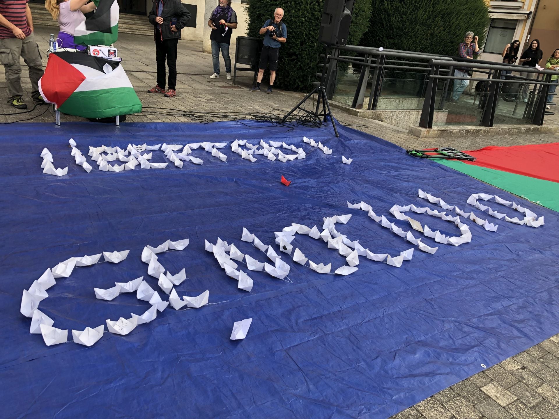 Protesta en Ponferrada para exigir la libertad de los miembros de la Flotilla y el cese del genocidio de Israel en Palestina.