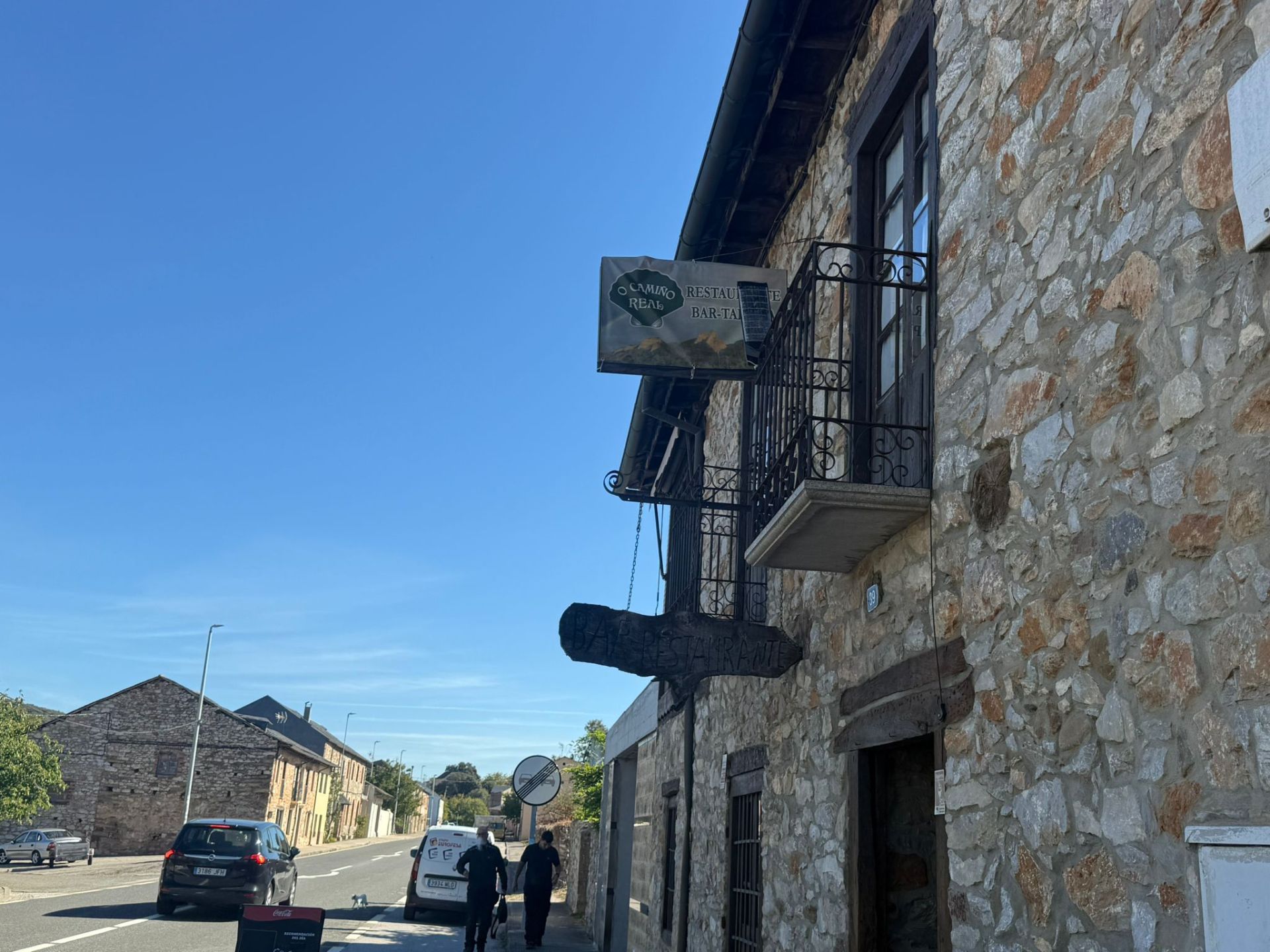 Imagen secundaria 2 - Javi padre e hijo junto a Marga en el interior del resturante 'O Camiño Real', en Carucedo.