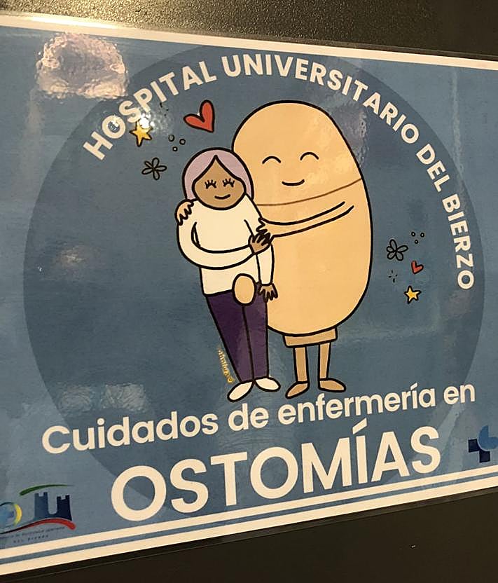 Imagen secundaria 2 - Imágenes de una bolsa, folletos explicativos que se le facilitan al paciente y cartel de la consulta de enfermería de Ostomías del Hospital del Bierzo.