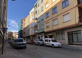 Imagen de la calle en la que se ubica la vivienda que sale a subasta en Ponferrada.