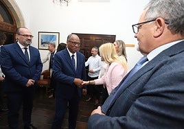 El primer ministro de Cabo Verde, Ulisses Correia e Silva, junto al alcalde de Ponferrada, Marco Morala, saluda a los miembros de la Corporación municipal.